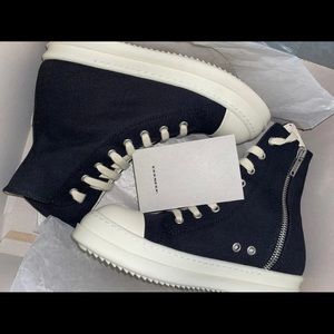 Rick Owens ramones drkshdw brand new in box!
Comes with card SOLD